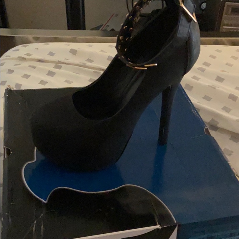 Heels - Picture 2 of 3